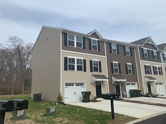 3rd image of 805 Lakeview Cv