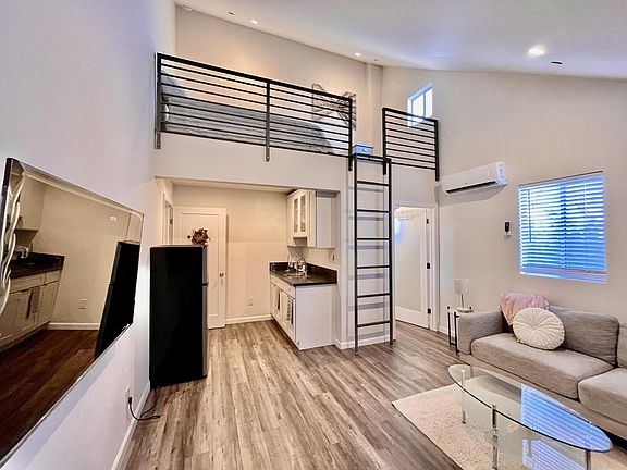 2nd image of 833 Victoria Ave #4
