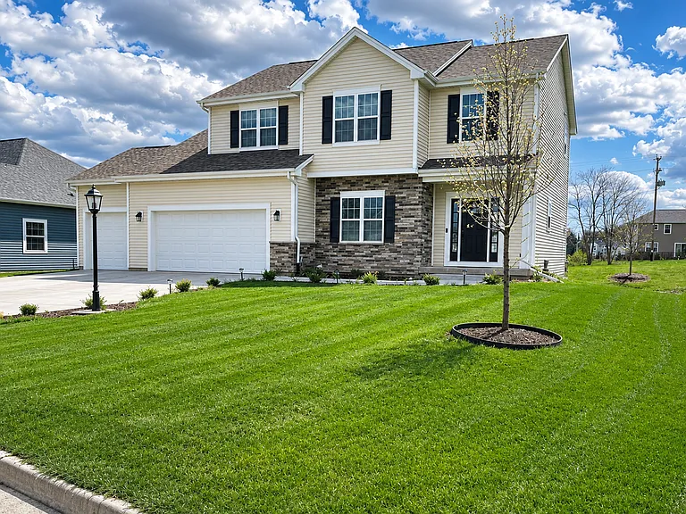 N48W15461 Aster Ct — Photo 1