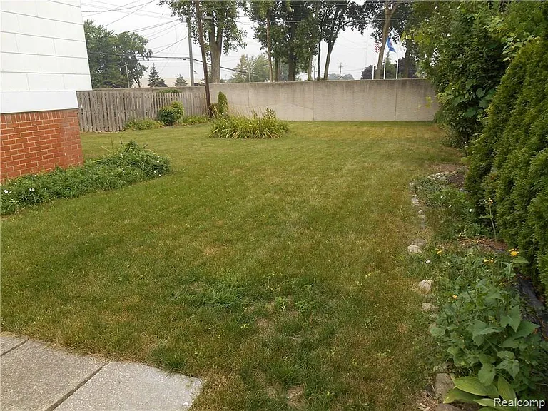 1440 W Elmwood Ave — Photo 27