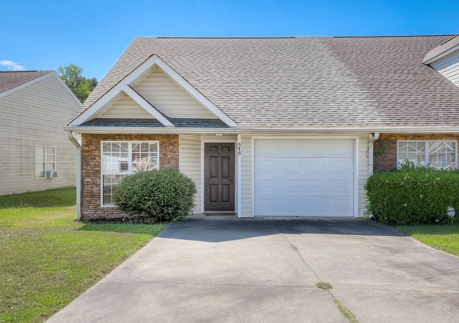 3 Bedroom 3 Bath Townhouse — Photo 1