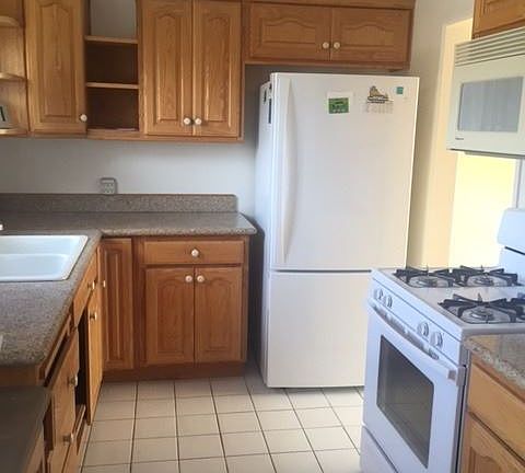 3rd image of 3913 W 187th St