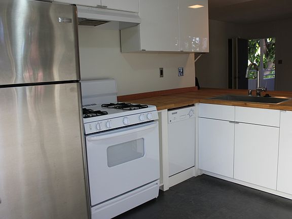 3rd image of 2429 Cheremoya Ave APT 3