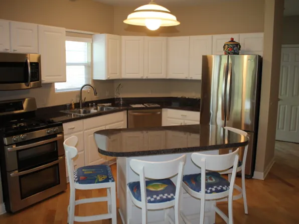 405 Abbey Ridge Ct, Fontana, WI 53125