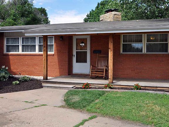 3rd image of 2101 N Parkwood Ln