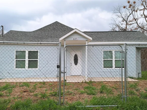 601 Armstrong, Snook, TX 77878