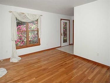 4th image of 320 Comstock Dr