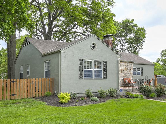 2nd image of 202 W Maiden Ln