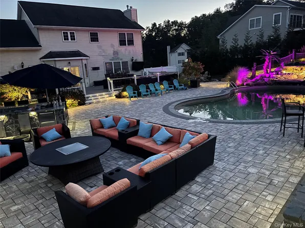 18 Coach House Court, New Windsor, NY 12553