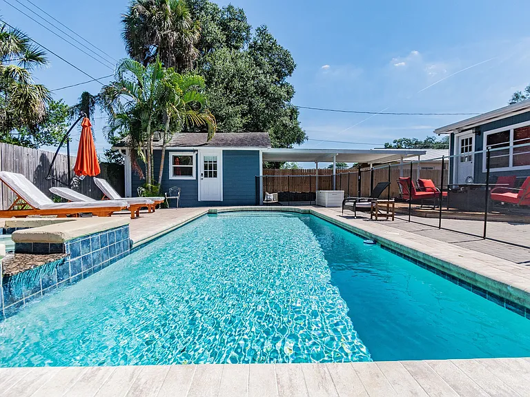 310 E Paris St — Photo 27