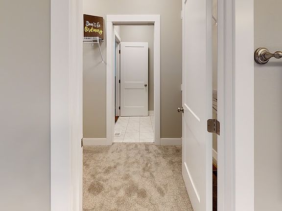 5th image of 915 NE Meadow Landing Dr