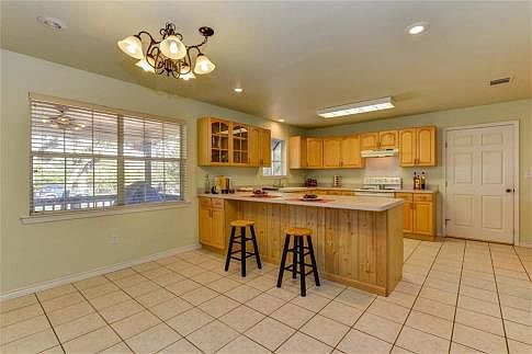3rd image of 604 Jim Bowie Dr