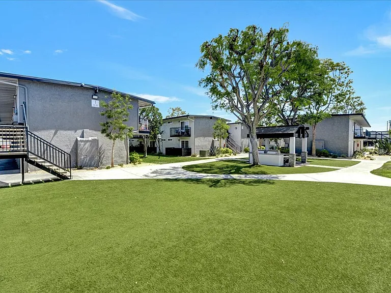 2701 W McFadden Ave — Photo 32