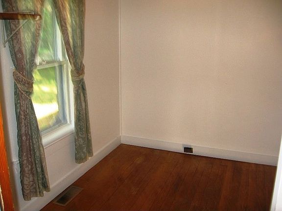 1 Bedroom w/ wood floors