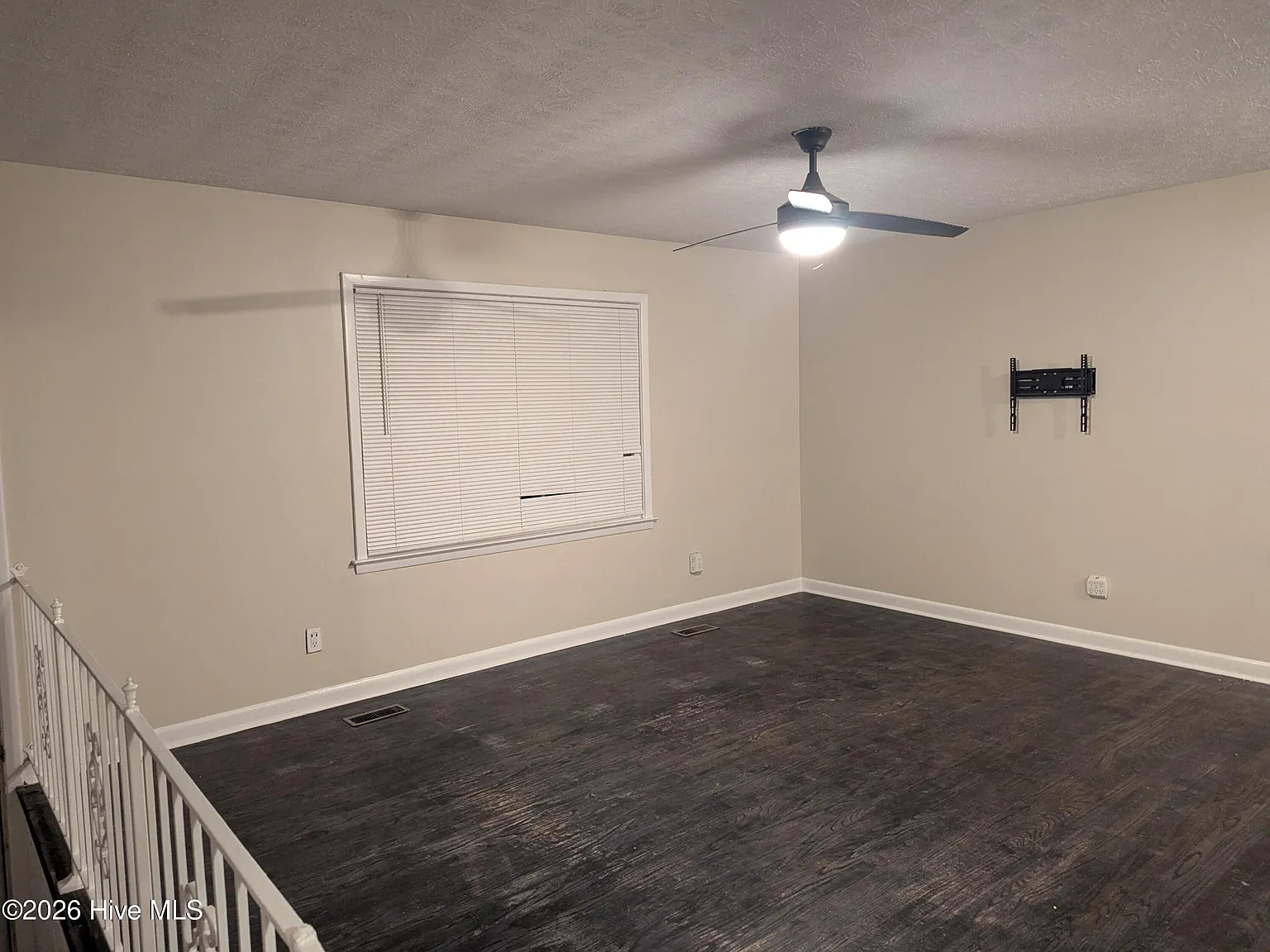 3 bed, 2.5 bath, 1601 sqft, $1,850 — Photo 3