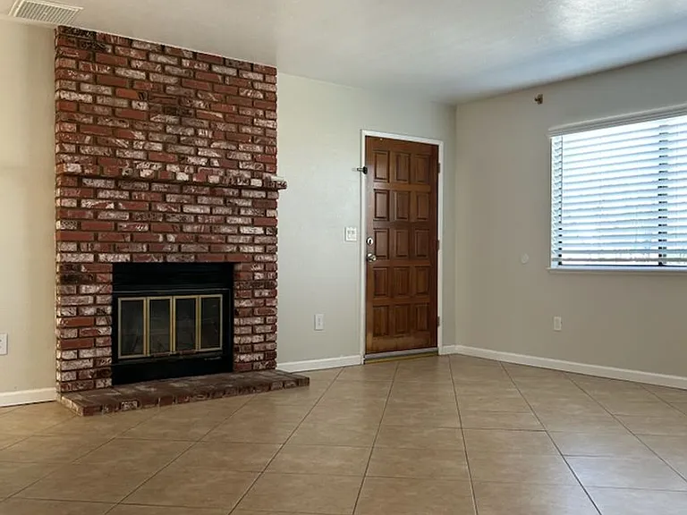 912 W Graaf Ave — Photo 3
