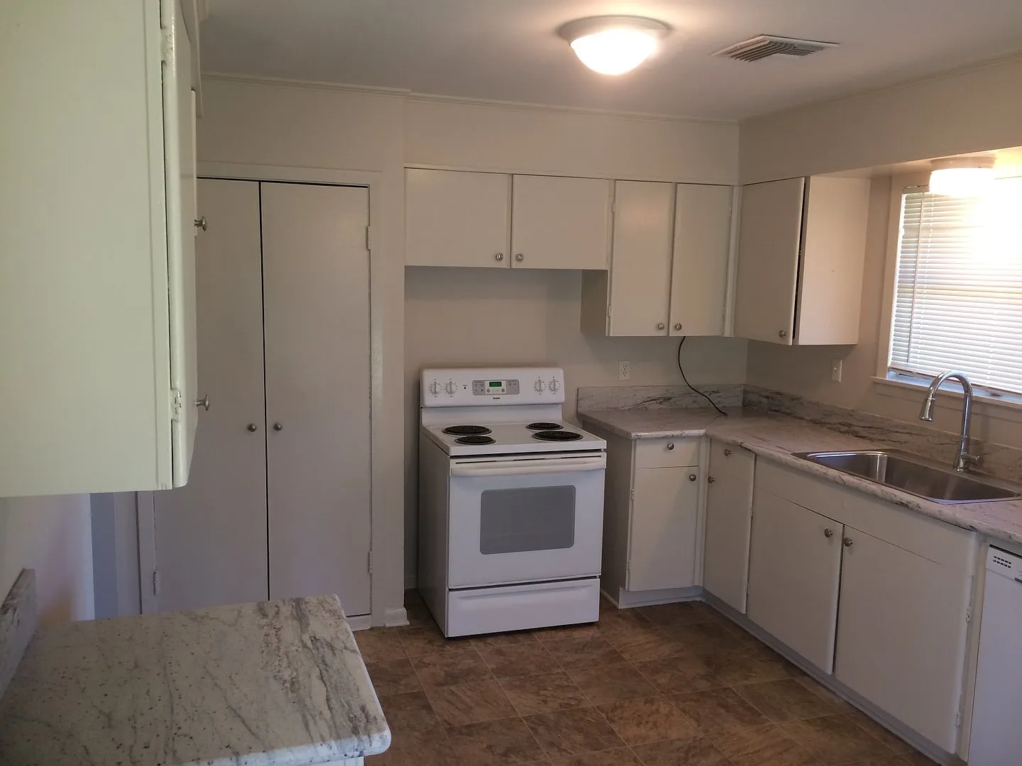 Move In Special 3 Bedroom 1 1/2 Bath Brick Home — Photo 4