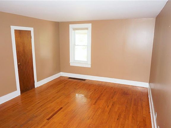 4th image of 156 Huntley St