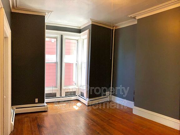 3rd image of 124 Vinton St APT 1R