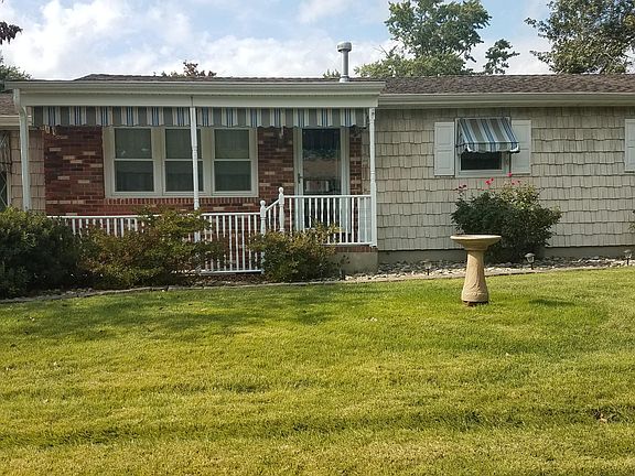 4th image of 415 W Lake Dr