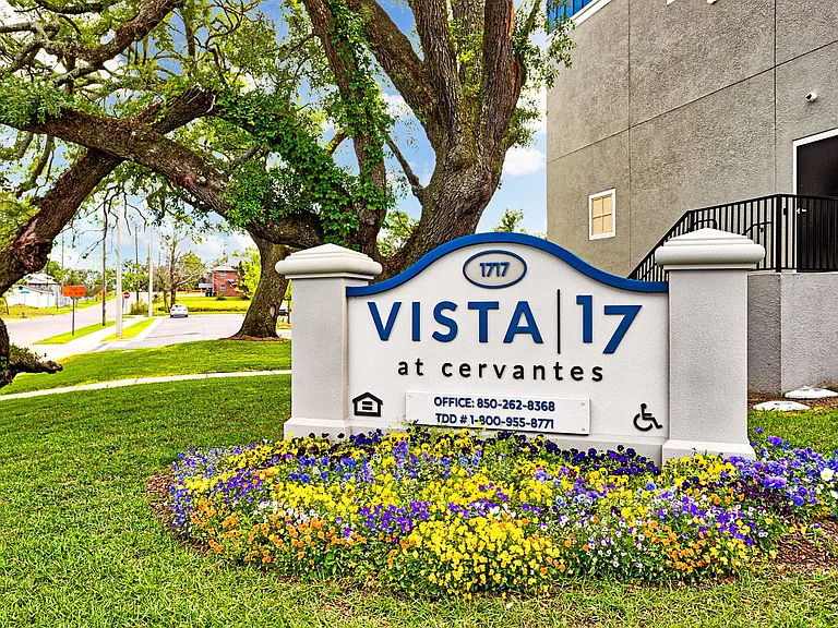 Vista 17 at Cervantes — Photo 1