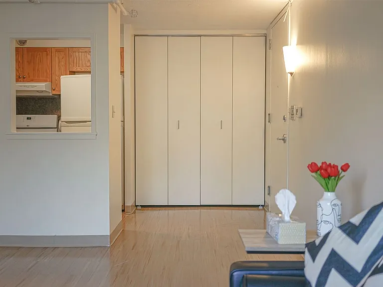 Castle Square Apartments — Photo 5