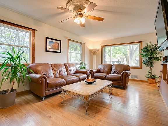 3rd image of 4734 Sharon Ln
