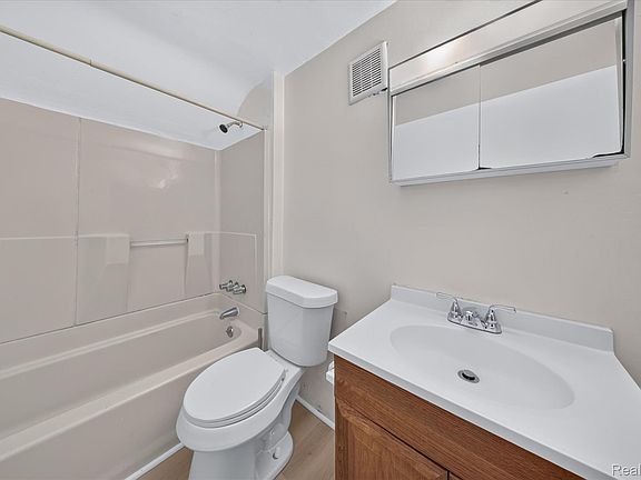 3rd image of 932 N Congress St APT 3