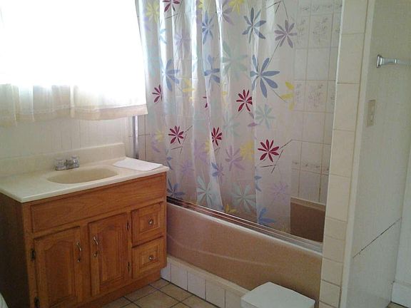 Bathroom w/ full size tub