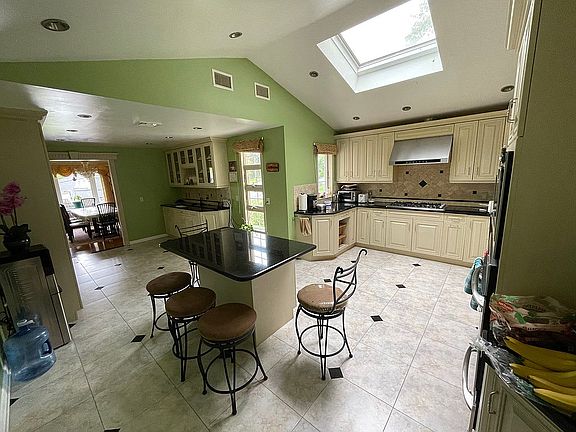 3rd image of 65 Tennyson Dr