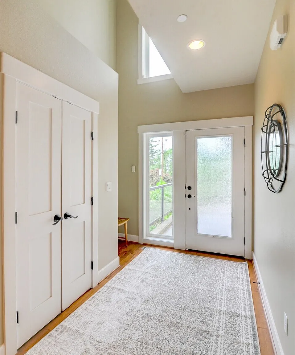 4 bed, 3.5 bath, 3880 sqft, $5,380 — Photo 2