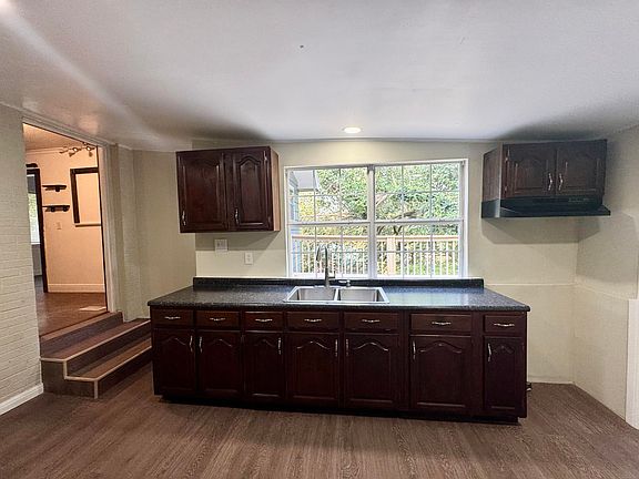 4th image of 220 W Crest Rd