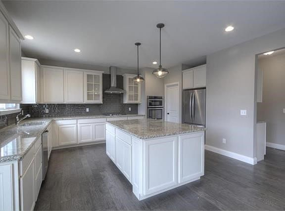 Well Equipped Kitchen with Island & Stainless Steel Appliances