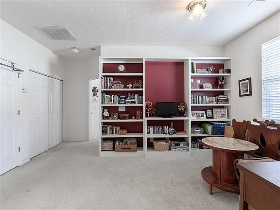 3rd image of 430 W Oaks Trl