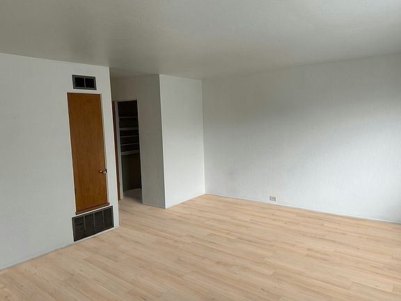 5th image of 128 Locksley Ave