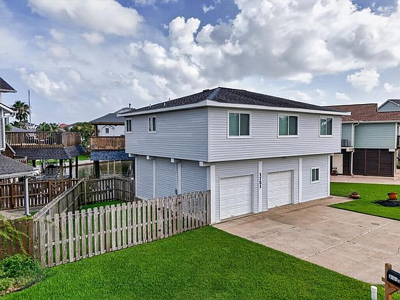3rd image of 1751 Tiki Dr