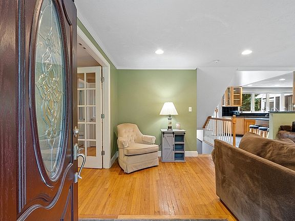 3rd image of 10 Hayden Ln