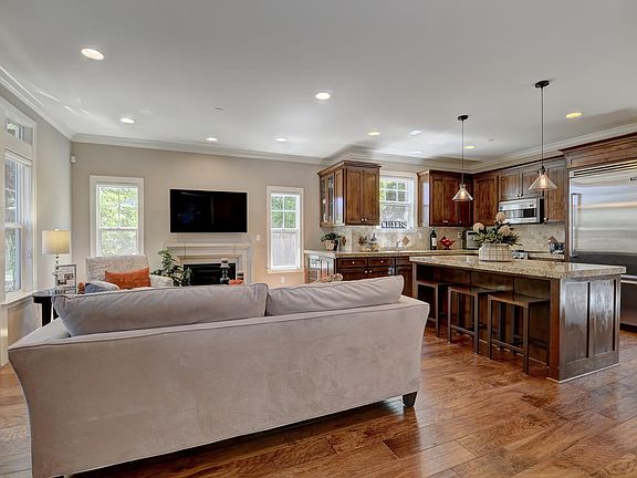 3rd image of 108 Towne Ter