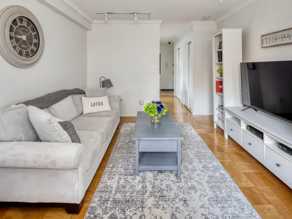 245 East 35th Street 8H image 2 of 7