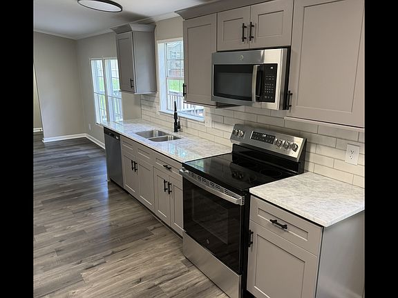 3rd image of 104 Senimor Ct