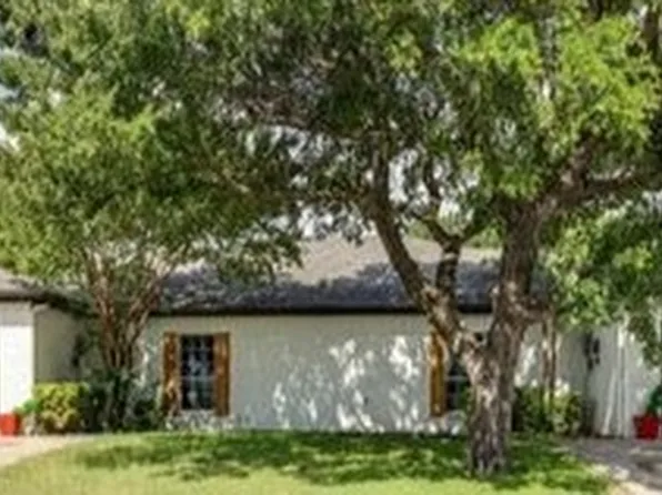 911 Lake Dr, Grand Prairie, TX 75051