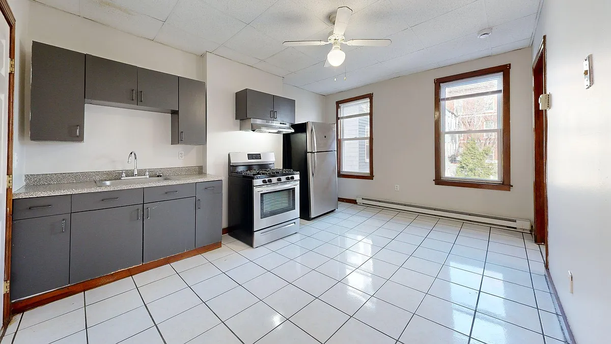 Building Photo - 60-62 Chelsea St #1