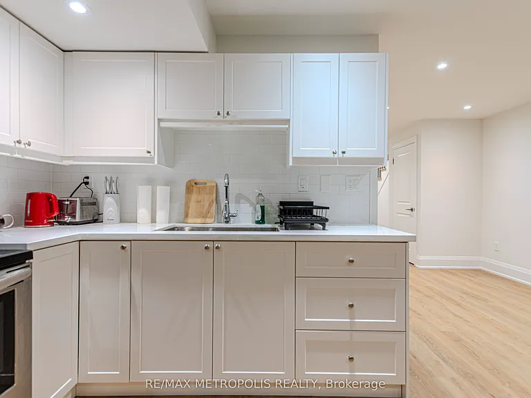 79 A Laburnham Ave #BASEMENT — Photo 9