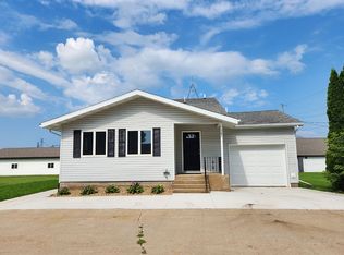 106 McCarren Dr, Manchester, IA 52057