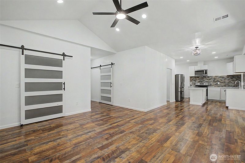 5th image of 18635 SE Southwood Court