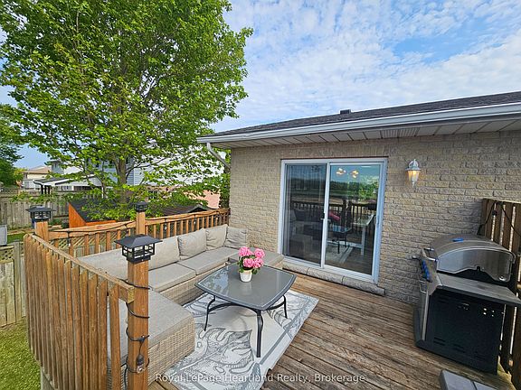 3rd image of 25 Lee Cres