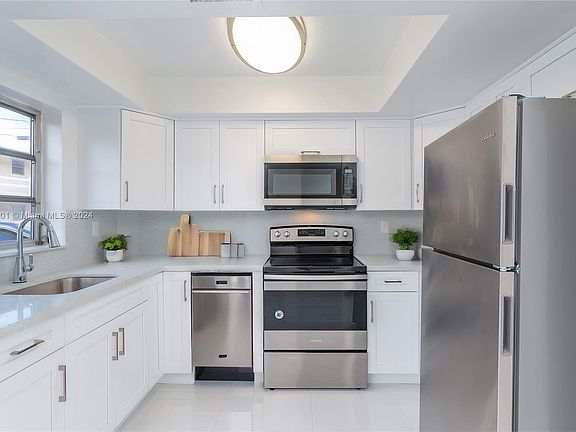 4th image of 555 S Luna Ct #110