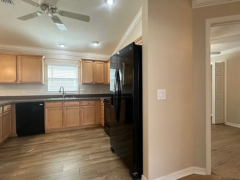 724 Yager Ln — Photo 12