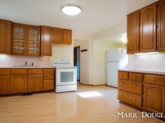 4th image of 26 Grove St