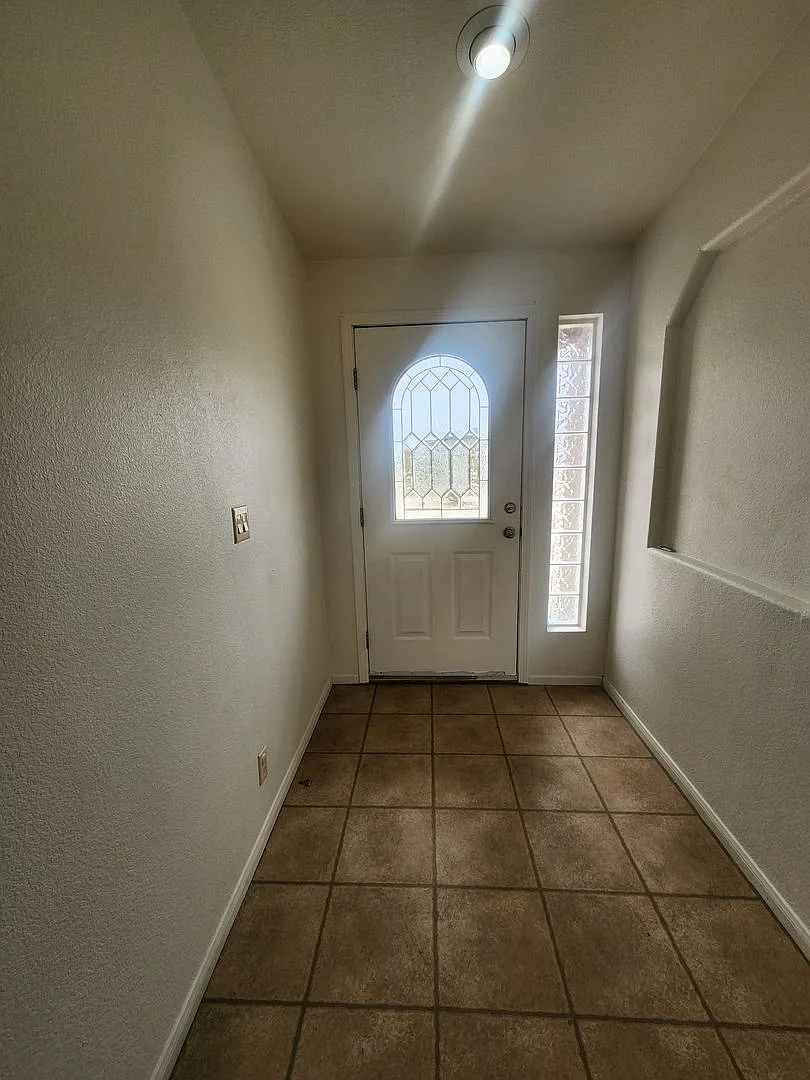 4 Bedrooms in Hansen Tract — Photo 2